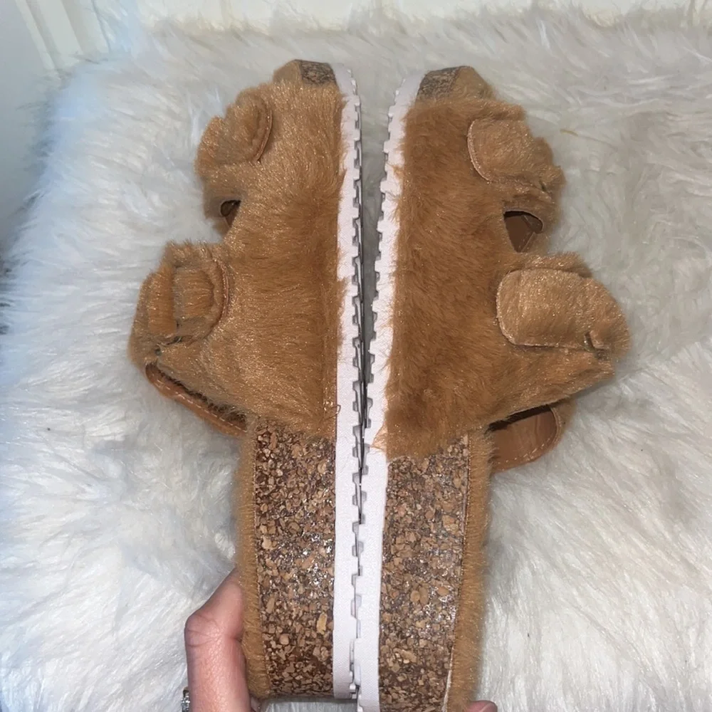 OLIVIA Miller Womens Stephy Furry Casual Slide Sandals teddy bear Tan size 9